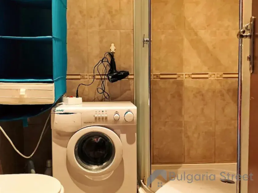 ванна кімната з побутовою технікою