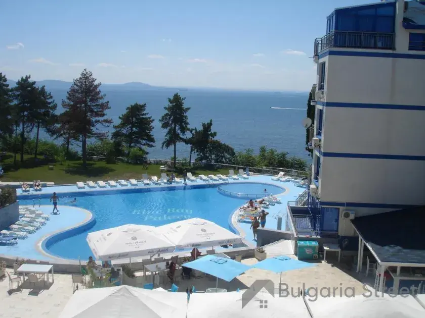 Двiр i басейн комплеску Blue Bay Palace