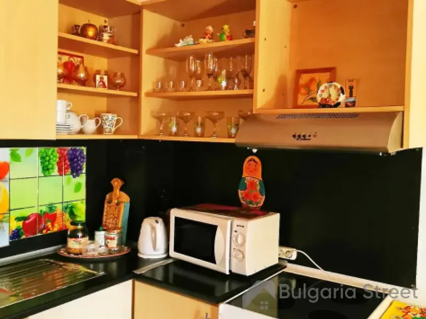 вбудована кухня у вітальні