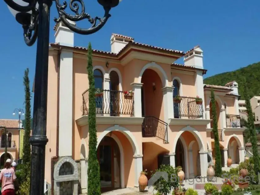територія комплексу Villa Romana
