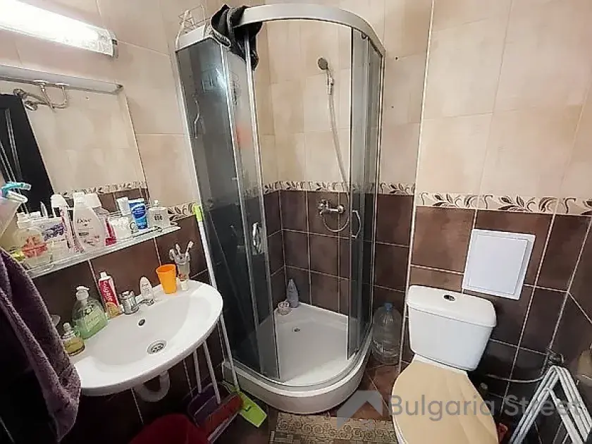 Ванная комната с туалетом и душ кабиной