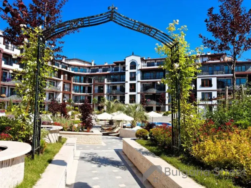 фасад будівлі Rose Gardens