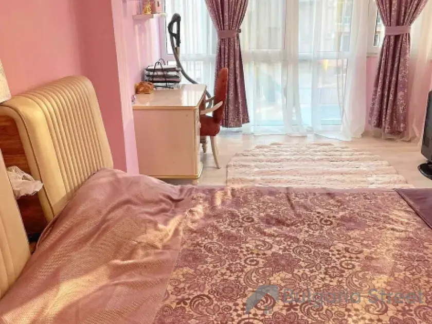 ліжко у спальні