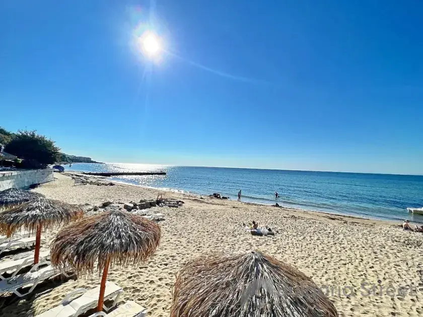 пляж у комплекса