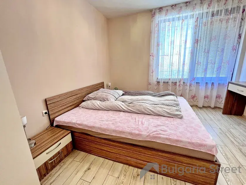 двоспальне ліжко у спальні