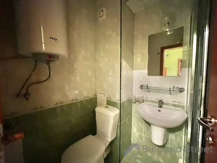 ванна кімната з туалетом
