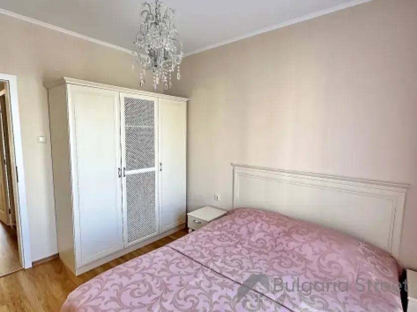 ліжко у спальні