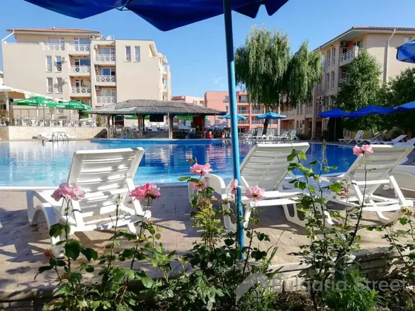 зона для засмаги біля басейну