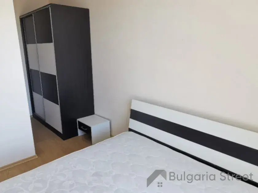ліжко у спальні