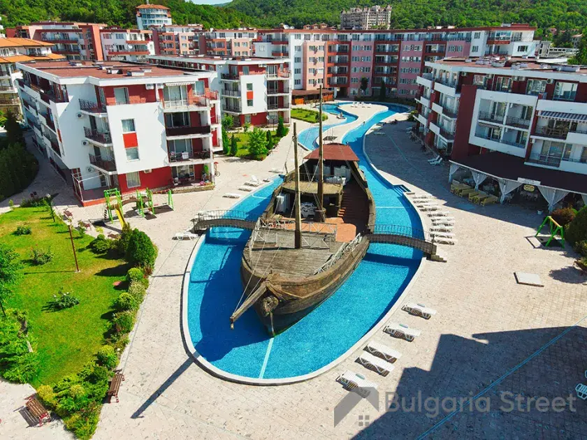 декорований корабель