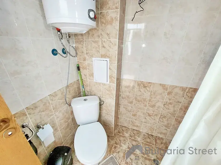 ванна кімната з туалетом