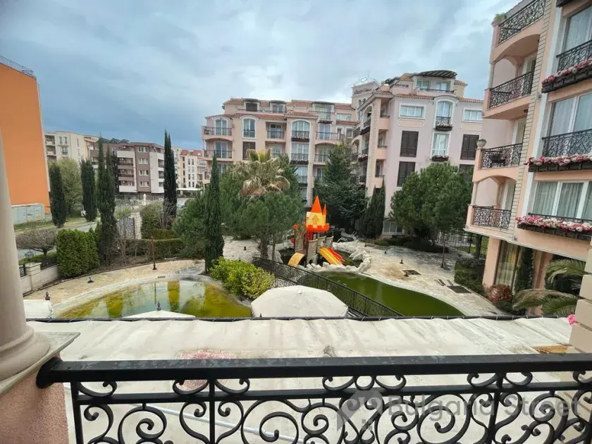 вид на басейн з тераси
