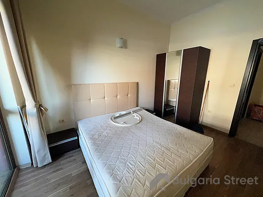 ліжко у спальні