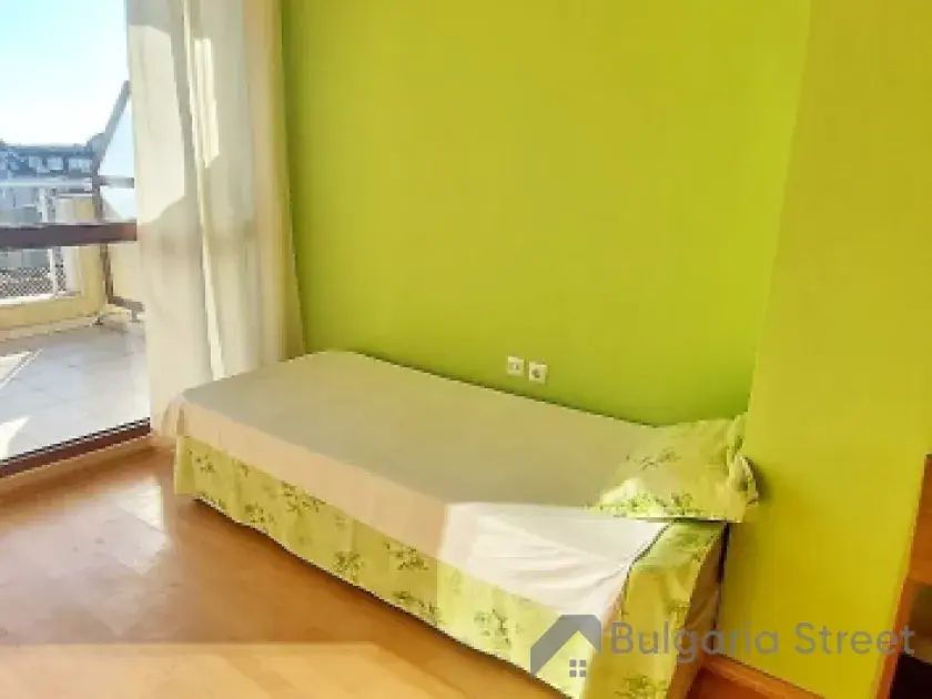 ліжко у спальні