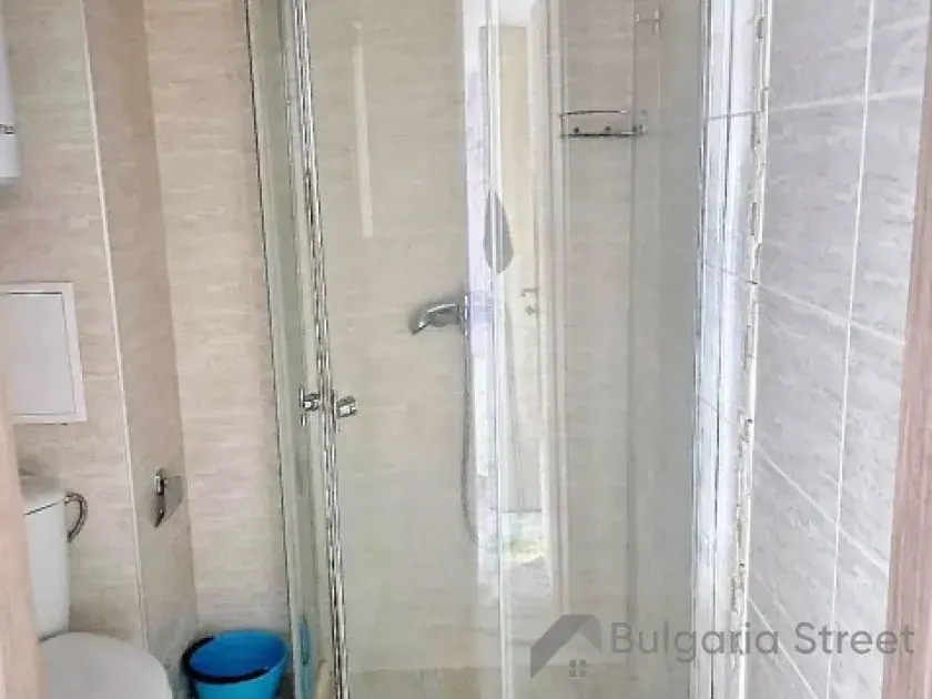 ванна кімната з душовою кабіною