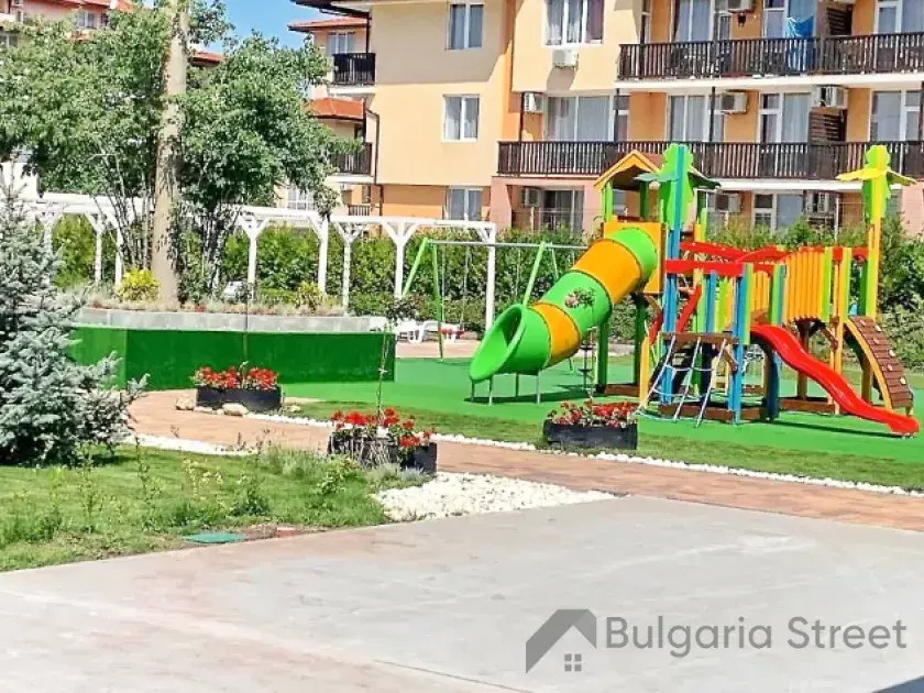дитячий майданчик