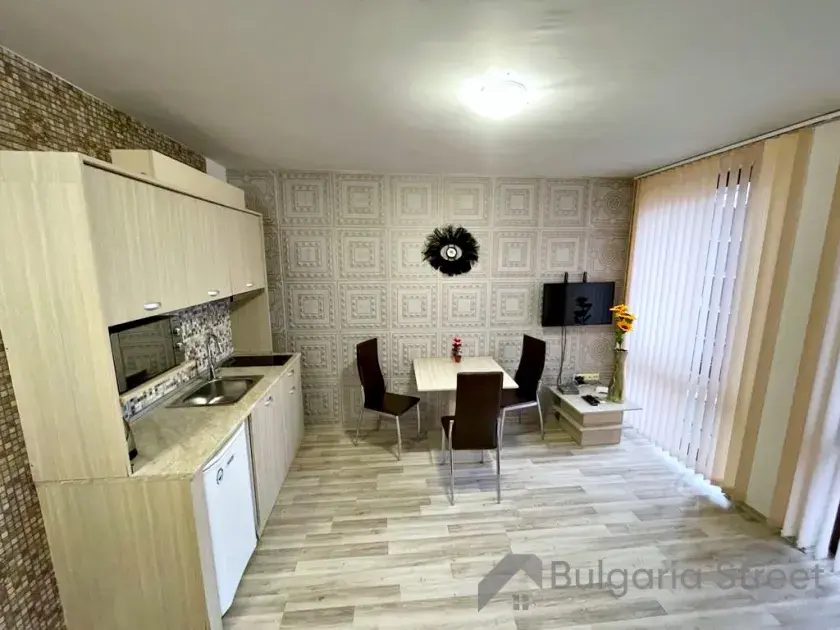 кухонний гарнітур та стіл