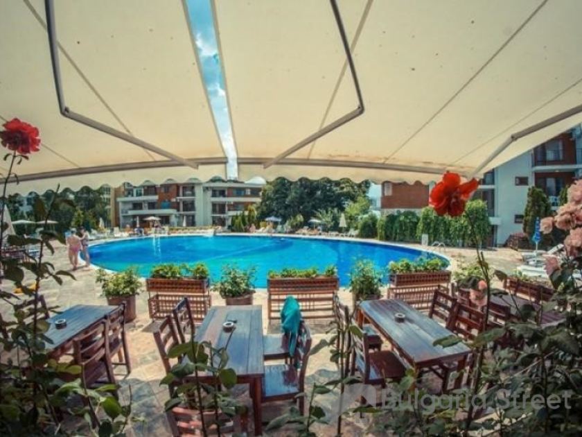 ресторан з видом на басейн