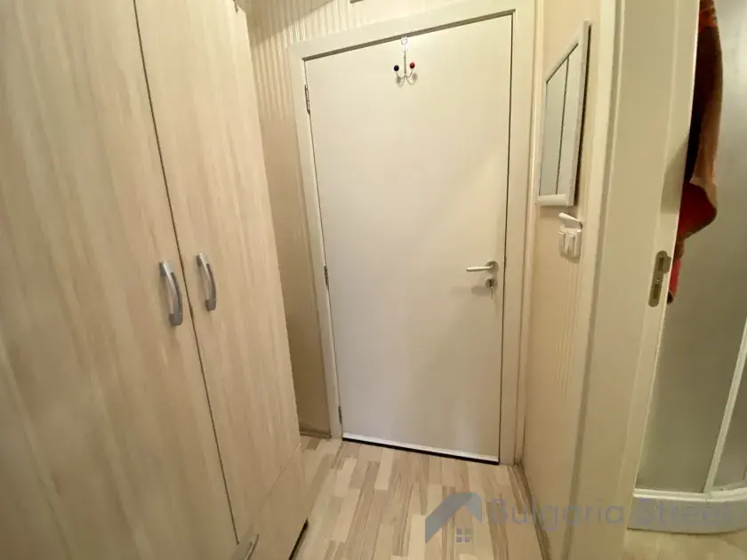 шафа в передпокій кімнаті