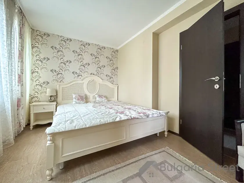 меблі у спальні