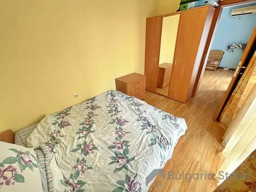 гардероб та ліжко в спальні
