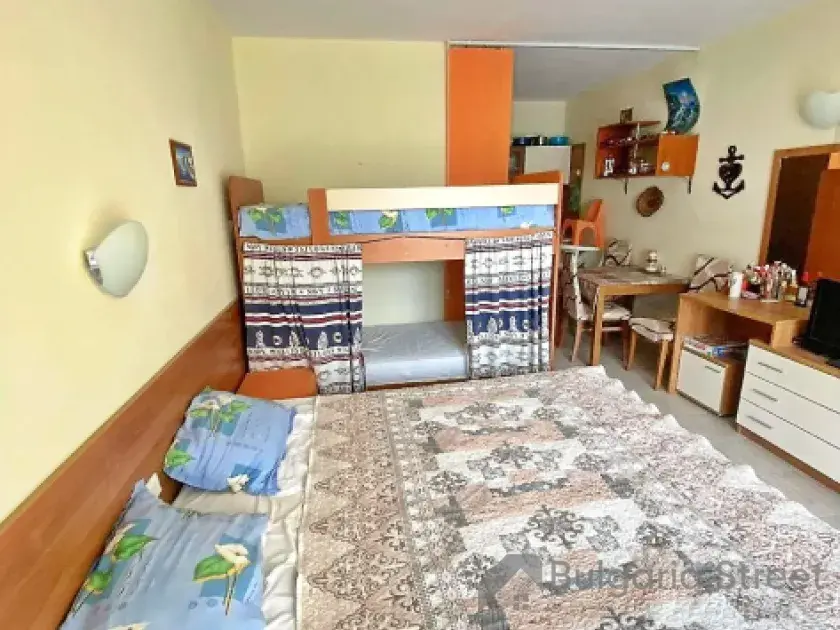 ліжко в кімнаті