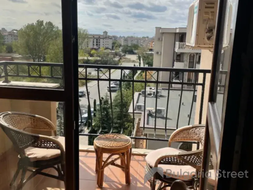 балкон зі стільцями та столом