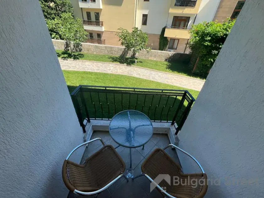 стіл та стільці на балконі