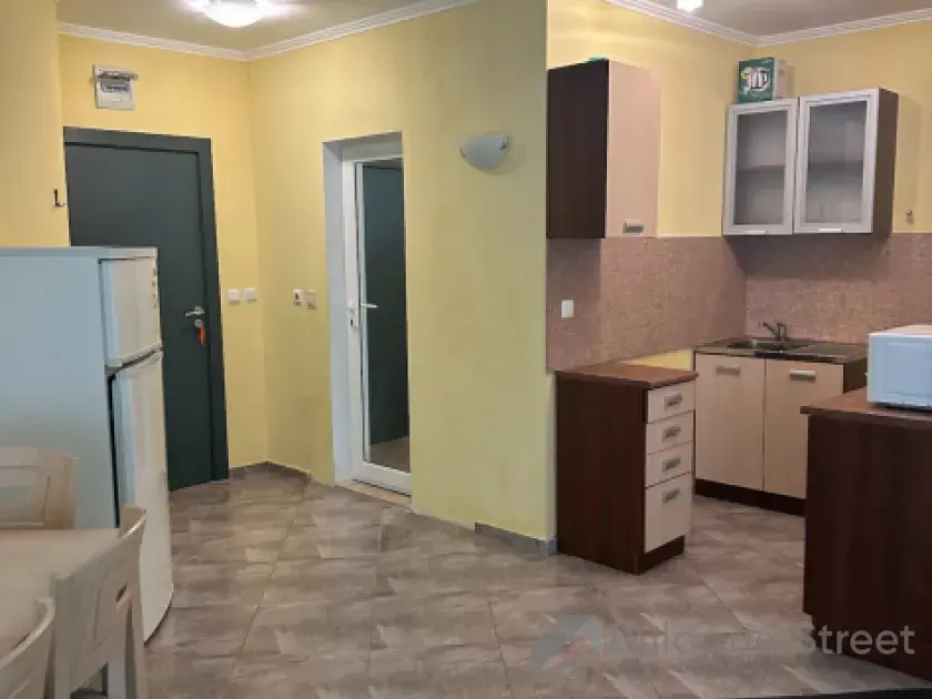 стіл зі стільцями, кухня
