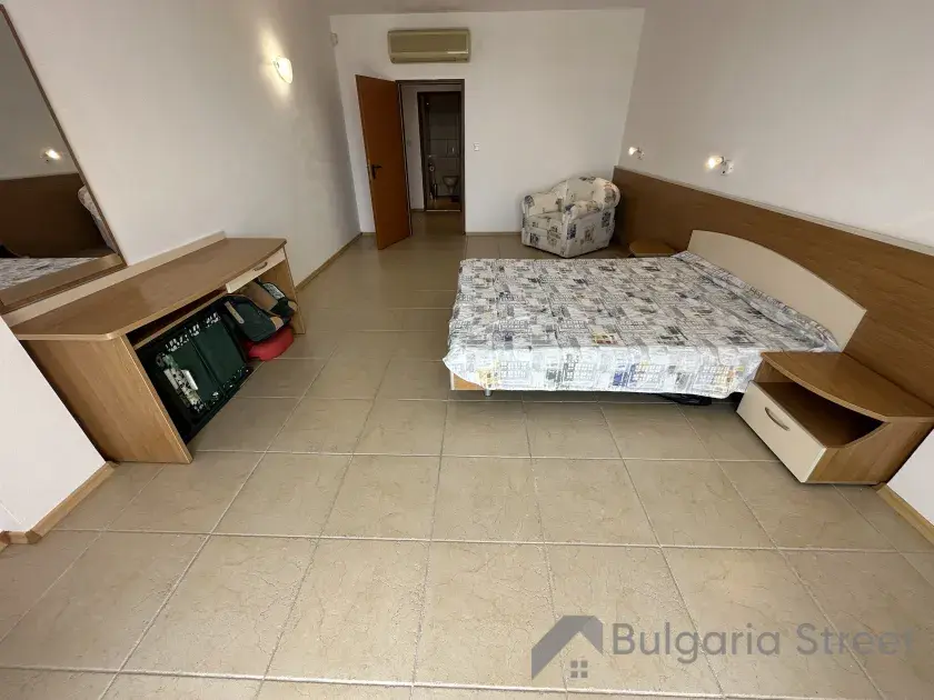 письмовий стіл, двоспальне ліжко