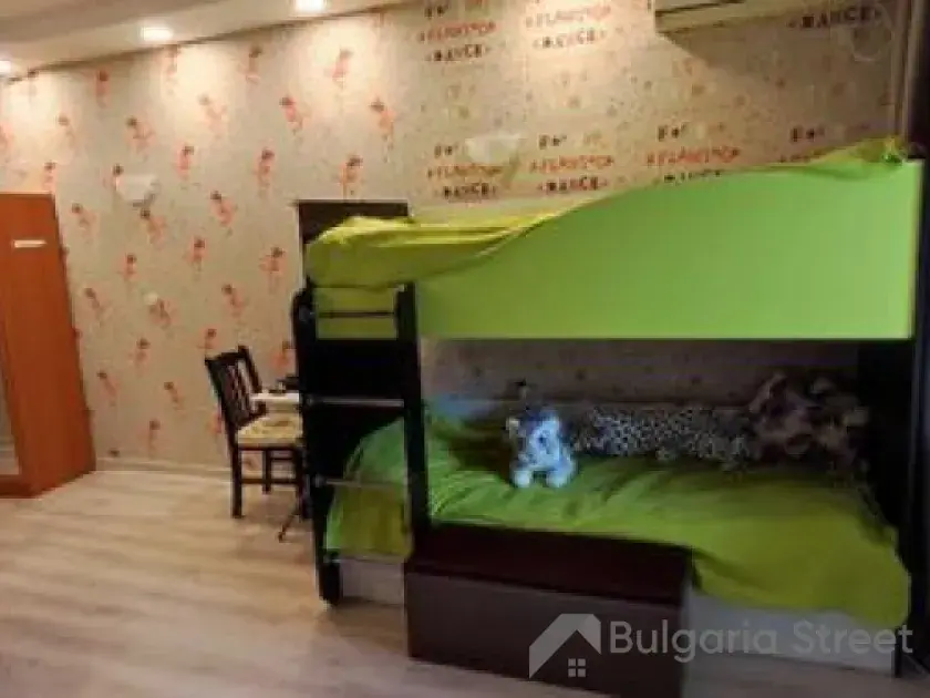 Двох'ярусне ліжко