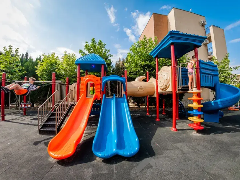 дитячий майданчик