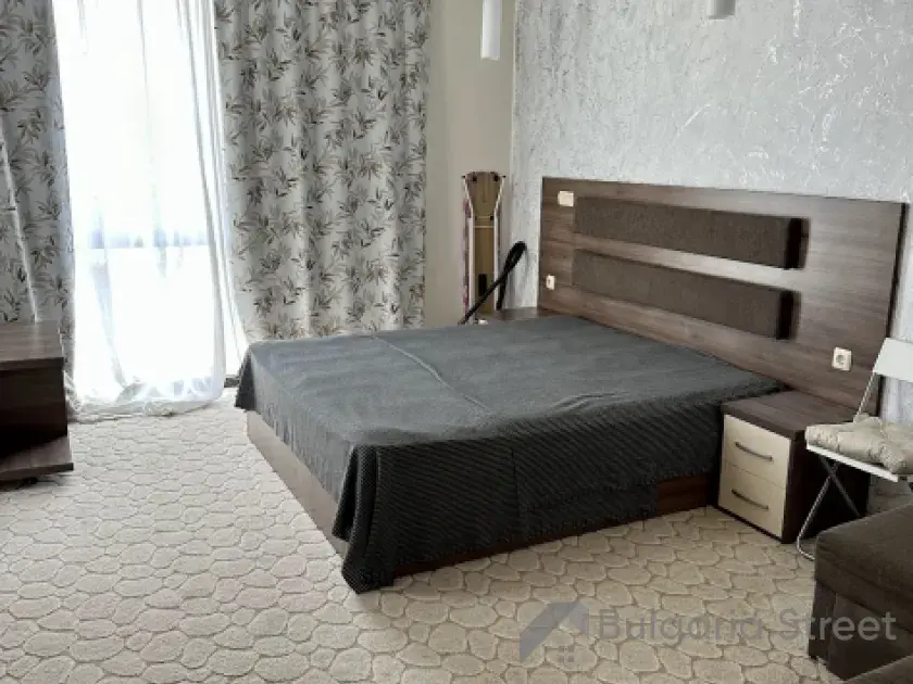 ліжко в кімнаті