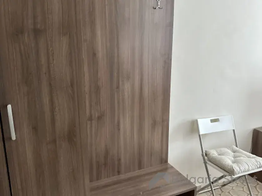 вішалка у передпокої