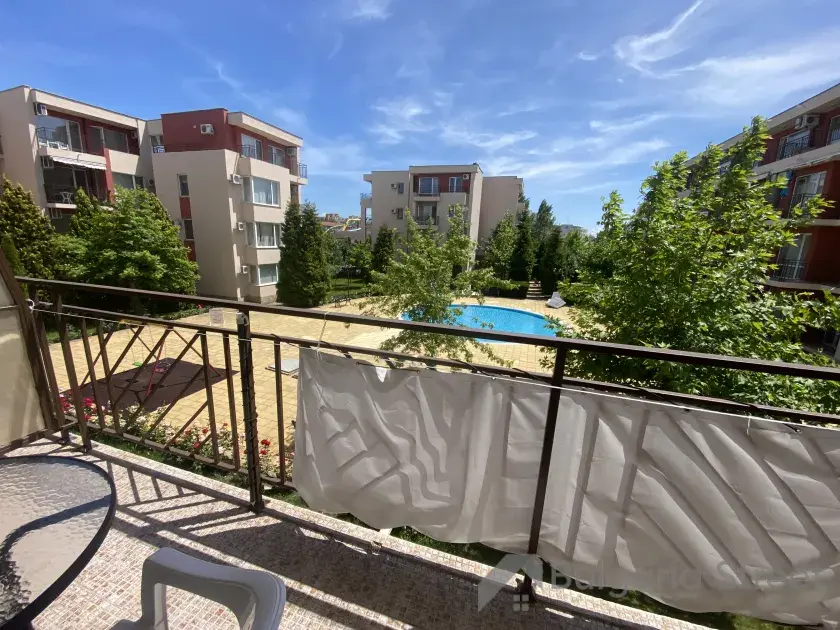 вид на бассейн з тераси