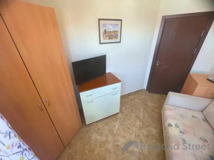 гардероб, телевізор