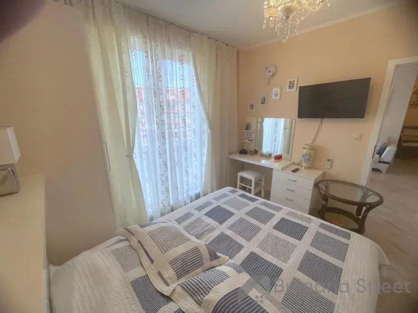 ліжко у спальні