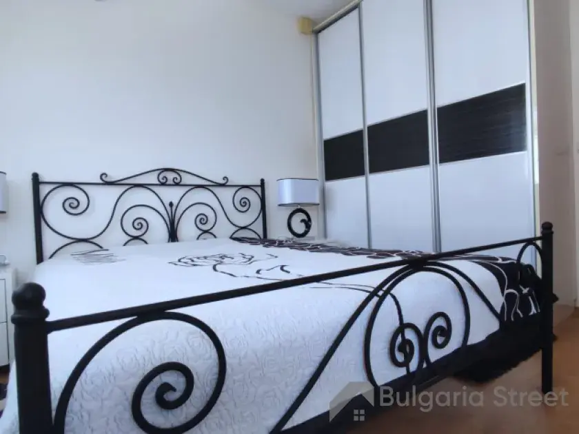 двоспальне ліжко, шафа