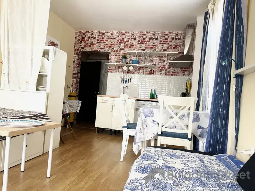 ліжко в кімнаті