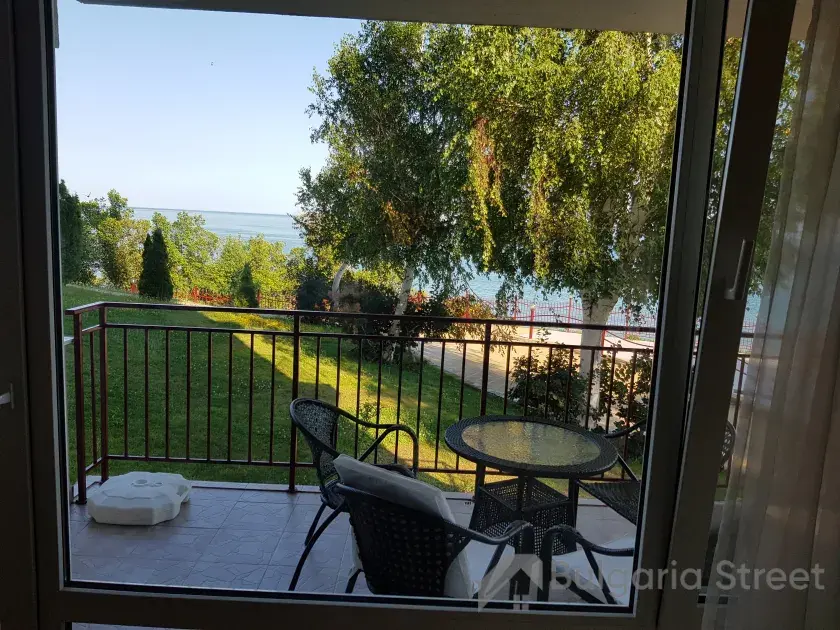 садові меблі на терасі