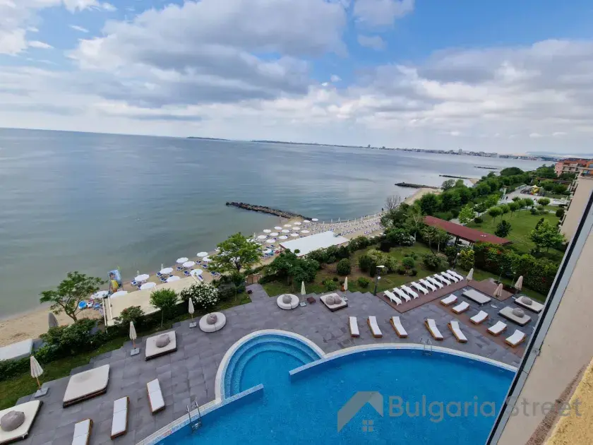 вид на море та басейн