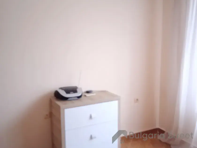 комод та кондиціонер у спальні