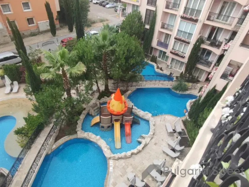 вид на басейн з тераси