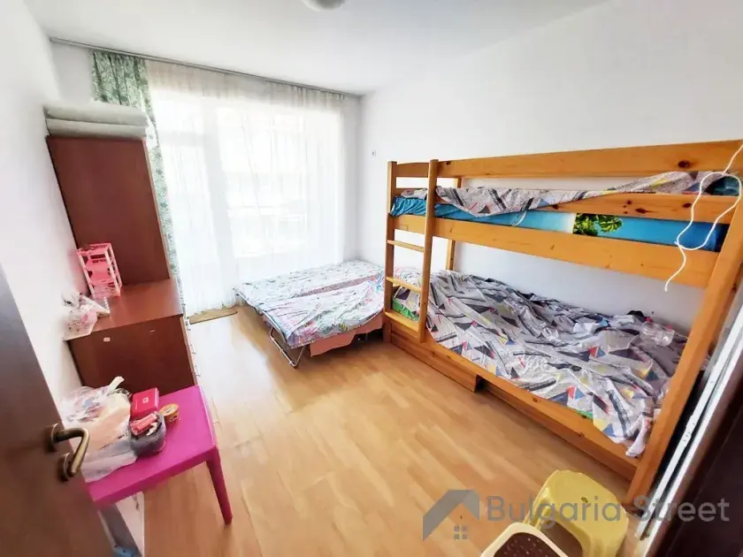 двоспальне ліжко та дитяче двоярусне