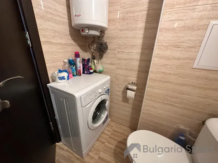 пральна машина у ванній
