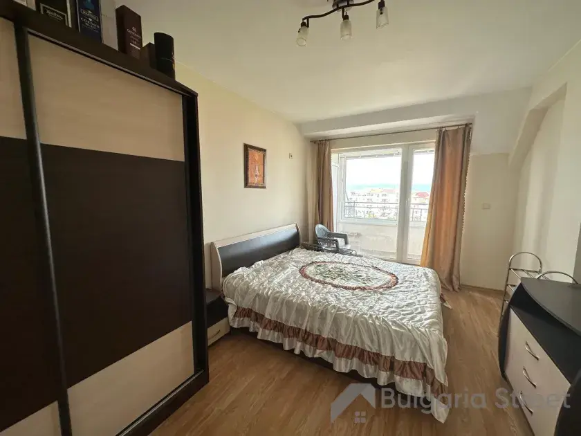 ліжко у спальні