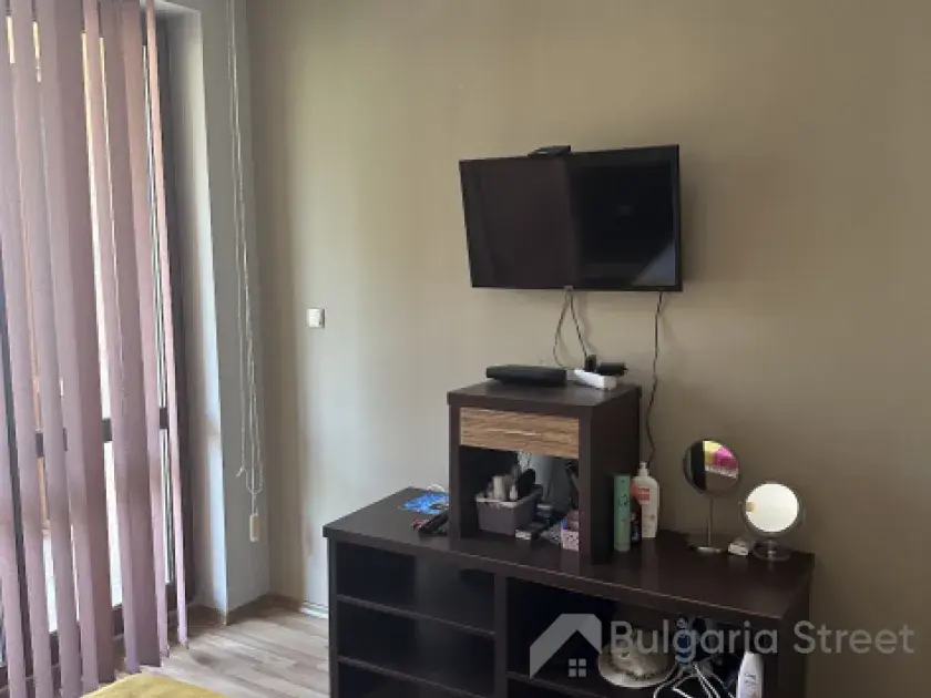 телевізор та двоспальне ліжко