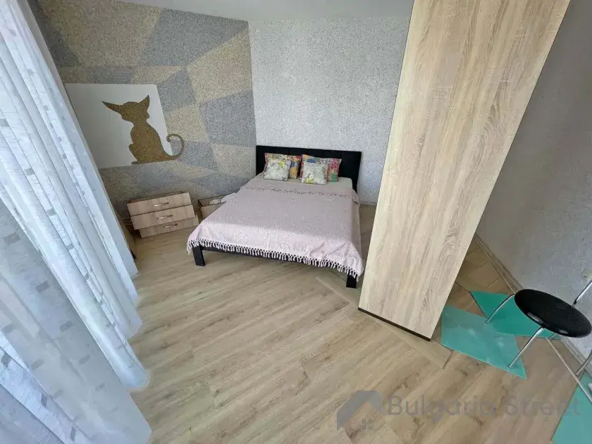 двоспальне ліжко у спальні