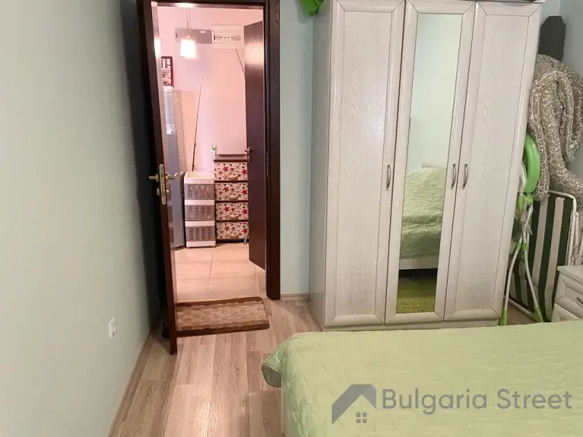 гардероб та ліжко в спальні