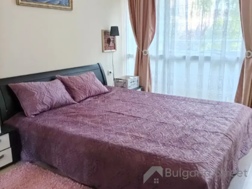 ліжко у спальні